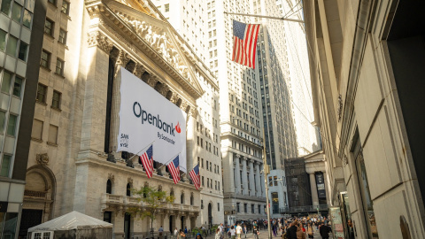 Un cartel con el logo de Openbabnk, del Banco Santander, en la fachada del edificio de la Bolsa de Nueva York (NYSE, en sus siglas en inglés), en Wall Street.