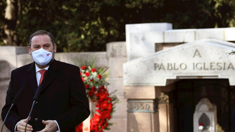 El secretario de Organización del PSOE y ministro de Transportes, José Luis Ábalos, durante su intervención en un acto de homenaje en el Cementerio Civil de Madrid a Pablo Iglesias Posse, fundador de UGT y del PSOE, con motivo del 95 aniversario de su