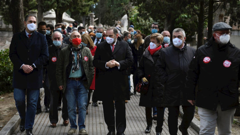 El secretario de Organización del PSOE y ministro de Transportes, José Luis Ábalos y el secretario general de UGT, Pepe Álvarez, han participado en un acto de homenaje en el Cementerio Civil de Madrid a Pablo Iglesias Posse, fundador de UGT y del PSOE