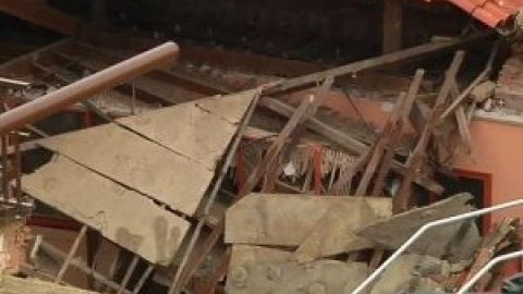 Atrapados dos trabajadores bajo los escombros tras el derrumbe de un colegio en obras en Gijón