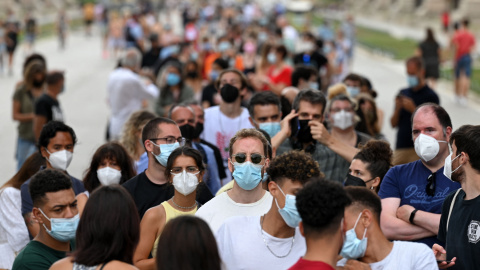 Personas esperando la cola para vacunarse en Barcelona, el 7 de julio de 2021.