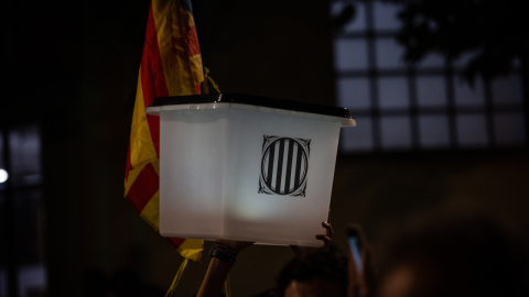 Un manifestante protesta en Barcelona durante el segundo aniversario del 1-O, en 2019.