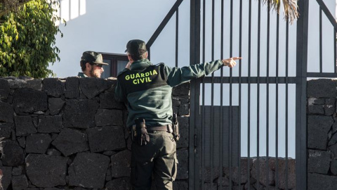 14/01/2019.- Efectivos de la Guardia Civil se personan en el domicilio de Romina Celeste, desaparecida desde la noche del pasado 31 de diciembre y donde anoche fue detenido su marido. EFE/Javier Fuentes