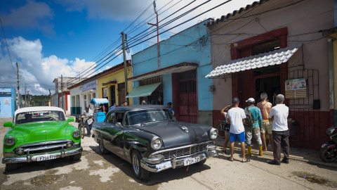 Varios vehículos clásicos transitan por una calle en el pueblo de Bejucal, provincia Mayabeque, a 22 de octubre de 2024.