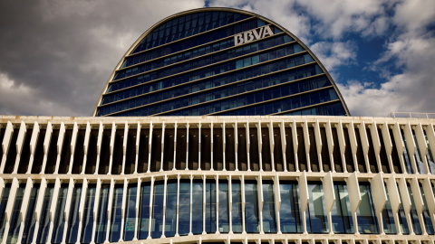 La sede del BBVA, el edificio conocido como La Vela, en la zona norte de Madrid. REUTERS/Juan Medina