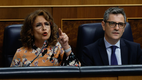 María Jesús Montero y Félix Bolaños, durante la sesión de control al Gobierno celebrada en el Congreso.