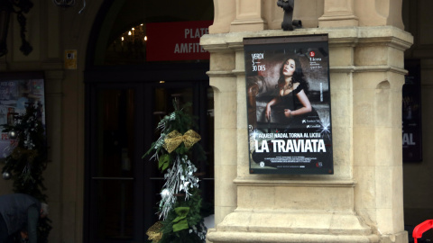 Exterior del Liceu amb un cartell de 'La traviata'.