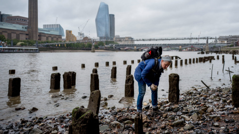 Lara Maiklem, autora del libro ‘Mudlarking’, en el río Támesis, en Londres.