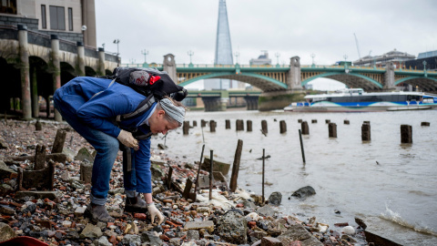 Lara Maiklem, autora del libro ‘Mudlarking’, en el río Támesis, en Londres.