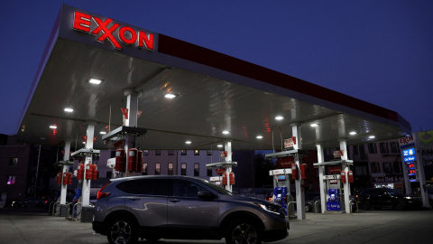 Estación de servicio de la petrolera Exxon, acusada de ocultar datos sobre la crisis climática desde los años 70.