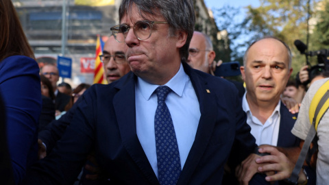 El expresident Carles Puigdemont, rodeado de dirigentes de Junts, abandona el escenario tras una breve intervención en su reaparición en Barcelona tras siete años de exilio. REUTERS/Nacho Doce