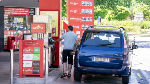 18/08/2022 Un hombre echa gasolina en una estación de servicio, el primer día de la primera operación salida del verano de 2022, a 1 de julio de 2022, en Madrid