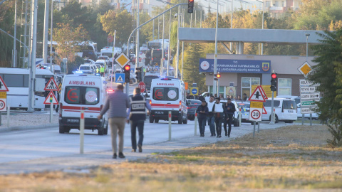 Ambulancias y vehículos de Policía en el lugar donde se ha producido el atentado a las afueras de Ankara, en Turquía.