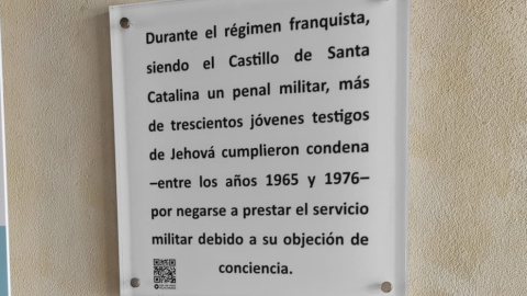 Imagen del cartel en recuerdo a los presos testigos de Jehová en el castillo de Santa Catalina.