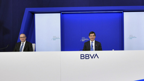 El presidente de BBVA, Carlos Torres Vila (d.), y el consejero delegado, Onur Genç (i.), durante la Junta General de Accionistas 2021.