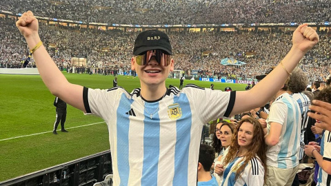 Bizarrap celebra la Copa del Mundo ganada por Argentina en Qatar en diciembre de 2022.