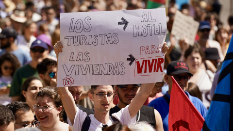 Imagen de archivo. Miles de malagueños se manifiestan por la dificultad de encontrar una vivienda para alquilar en la ciudad, en Málaga (Andalucía, España).