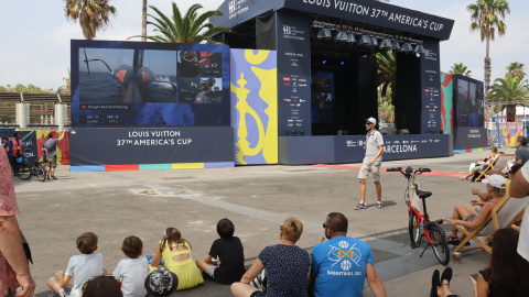 Aficionats mirant la primera competició de la Copa Amèrica de Vela al Race Village