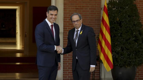 El presidente del Gobierno, Pedro Sánchez (i), y el presidente de la Generalitat, Quim Torra, posan para los medios antes de la reunión que ambos han mantenido hoy en el Palacio de La Moncloa, en Madrid. EFE/Ballesteros