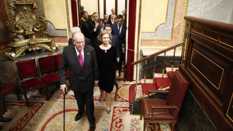 El rey emérito, Juan Carlos I, junto a la reina Sofía en el Congreso de los Diputados.