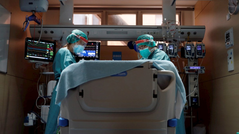 Dos profesionales sanitarios trabajan en la UCI del Hospital Vall d'Hebron de Barcelona, en una imagen de archivo.