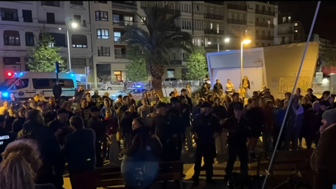 Captura de un vídeo de la concentración contra los voluntarios que ofrecen cenas a personas sin recursos en Donostia, a 21 de octubre de 2024.