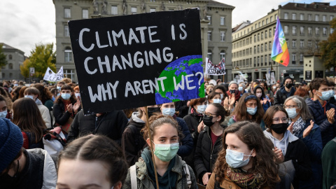 Un grupo de activistas, durante una protesta climática en la capital de Suiza, Berna, en una imagen de archivo tomada en octubre de 2021