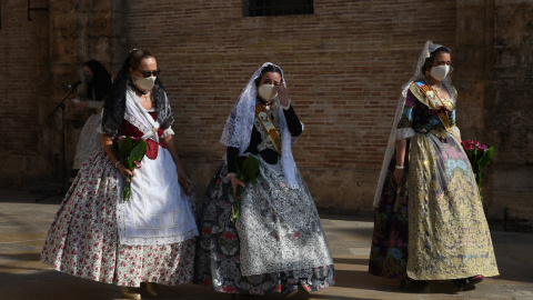 Tres falleras en Valencia. Foto de archivo.