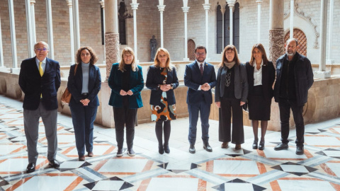 07/12/2022 - Representants d'Actua Cultura al Palau de la Generalitat per reunir-se amb el president Aragonès i les conselleres Garriga (Cultura) i Mas (Economia).