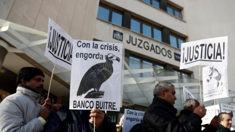 Imagen de archivo de una protesta de los afectados por la venta de 32 promociones de vivienda pública por el IVIMA. EFE/Mariscal