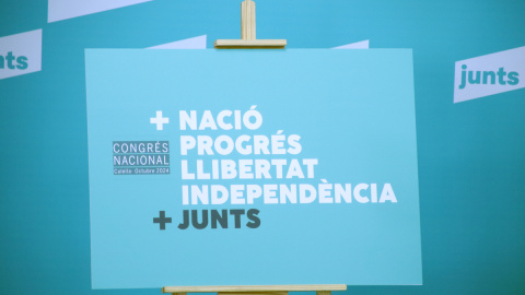 Cartell del congrés nacional de Junts, amb les paraules 'nació, progrés, llibertat i independència' destacades.