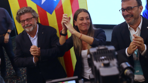 La candidata de Junts, Míriam Nogueras, celebra els resultats electorals al costat del cap de llista al Senat, Antoni Castellà,. i el portaveu del partit, Josep Rius.