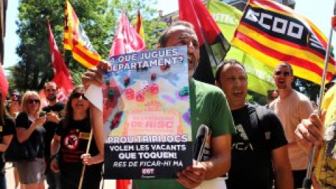 Un centenar de docents protesten contra el retard en les adjudicacions i la política "a dit"