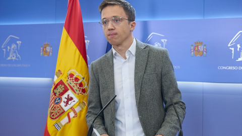 El portavoz de Sumar Iñigo Errejón durante una rueda de prensa posterior a la reunión de la Junta de Portavoces, en el Congreso de los Diputados, a 22 de octubre de 2024.