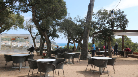 Una terrassa d'un bar de Calella de Palafrugell pràcticament buida de clients el diumenge 11 d'abril de 2021.