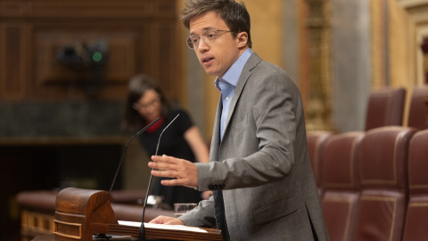 El diputado de Sumar y líder de Más País, Iñigo Errejón, interviene durante una sesión extraordinaria en el Congreso de los Diputados.