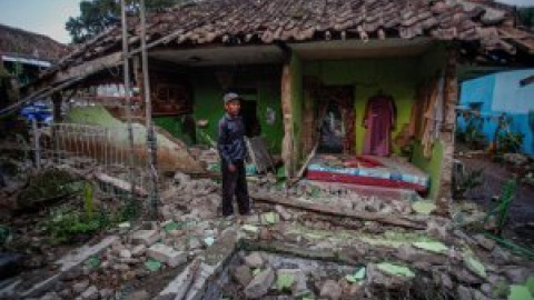 Al menos 268 muertos y más de mil heridos por un terremoto en Indonesia de 5,6 de magnitud