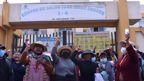 Familiares de los heridos por los enfrentamientos entre los manifestantes y la policía protestan en un centro de salud, en Juliaca, región de Puno (Perú), a 10 de enero de 2023.