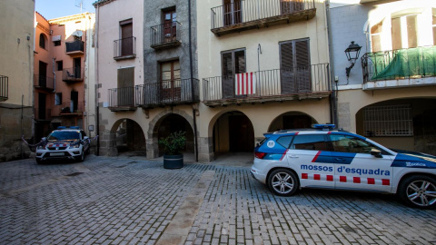 Fachada de la vivienda que un hombre a quemado presuntamente con su pareja dentro, a 28 de noviembre de 2022, en Artesa de Segre, Lleida.