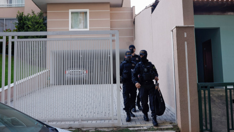 Agentes de policía salen de la vivienda del exministro brasileño Anderson Torres después de que la Corte Suprema de Brasil ordenara su arresto. REUTERS/Amanda Perobelli