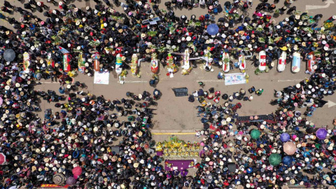 Fotografía que muestra una misa al aire libre con los fallecidos durante las protestas, en la plaza de armas de Juliaca (Perú)