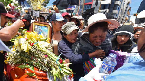 Varias personas reaccionan durante una gran misa para los fallecidos esta semana durante las protestas, hoy, en la Plaza de Armas de Juliaca (Perú).