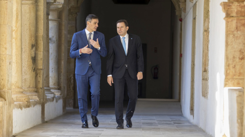 El presidente del Gobierno, Pedro Sánchez (i), y el primer ministro de la República Portuguesa, Luís Montenegro (d)