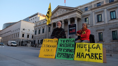 Los dos activistas de Extinction Rebellion en huelga de hambre frente al Congreso de los Diputados.