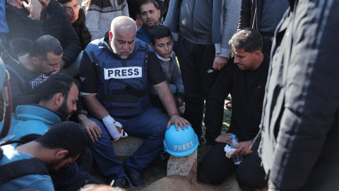 Varios periodistas durante el funeral de un compañero en Rafah, en la Franja de Gaza.