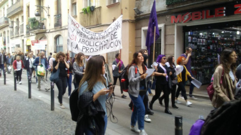 Manifestantes a favor y en contra de la prostitución.