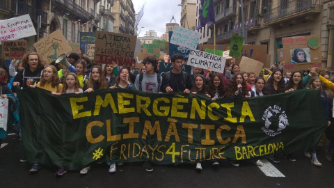 Capçalera de la manifestació de Fridays for Future a Barcelona per l'emergència climàtica en el marc de la segona vaga climàtica mundial. @PlataformaZeo