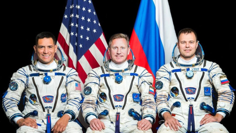 Los astronautas Sergey Prokopyev, Dmitri Petelin y Frank Blanco, atrapados en la nave rusa Soyuz MS-22 que ha sido golpeada por un pequeño meteoroide.