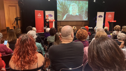 Un momento de la intervención en vide de Cristina Almeida, en la entrega de premiops del 'Club de las 25'.