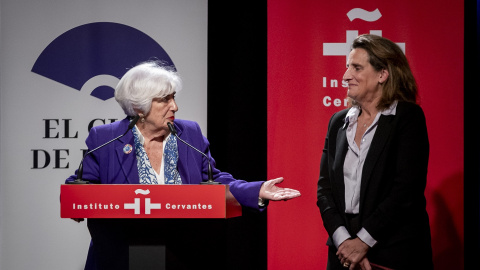 La vicepresidenta tercera y ministra para la Transición Ecológica, Teresa Ribera (d), recibe el Premio Club de las 25 de manos de la abogada Paca Sauquillo, en el Instituto Cervantes. E.P./A. Pérez Meca / Europa Press